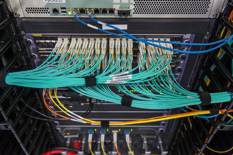 計算機(jī)電纜在動漫設(shè)計中的視覺應(yīng)用與素材獲取